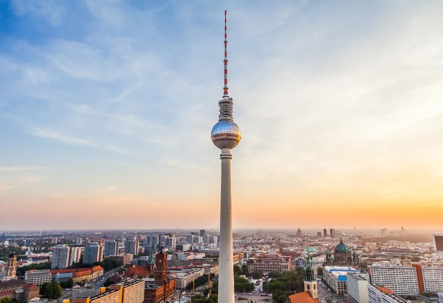 Der Berliner Fernsehturm bei Sonnenuntergang, darunter das Rote Rathaus und die Kuppel des Berliner Doms