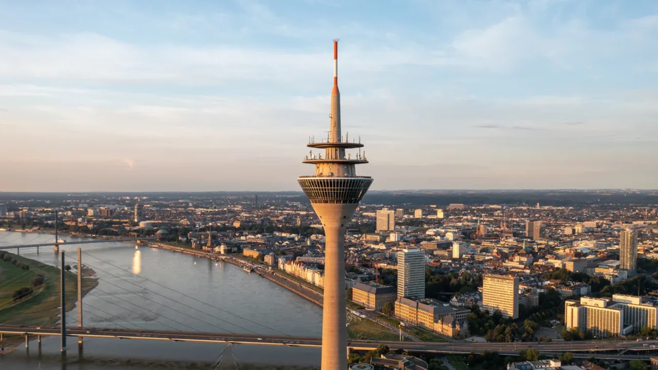 Der Rheinturm über dem Fluss, das Luftbild reicht bis zur Rheinkniebrücke