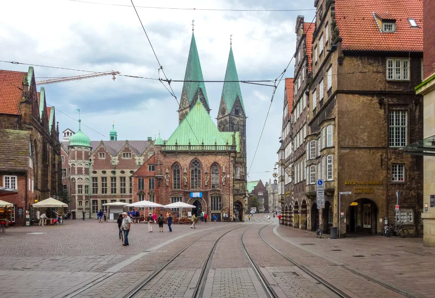 Der Bremer Marktplatz mit Rathaus und den Türmen des Doms, im Vordergrund Straßenbahngleise