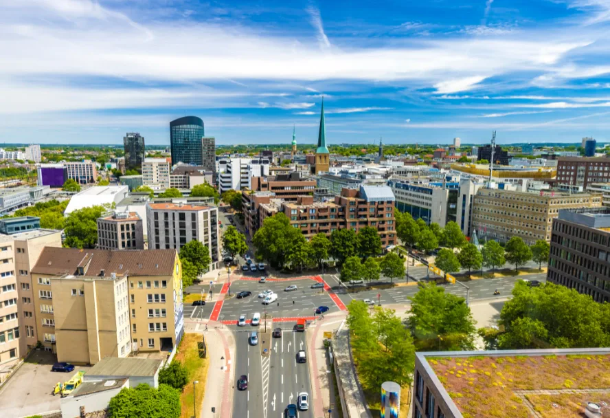 Luftbild über die Dortmunder Innenstadt, in der Mitte die Petrikirche