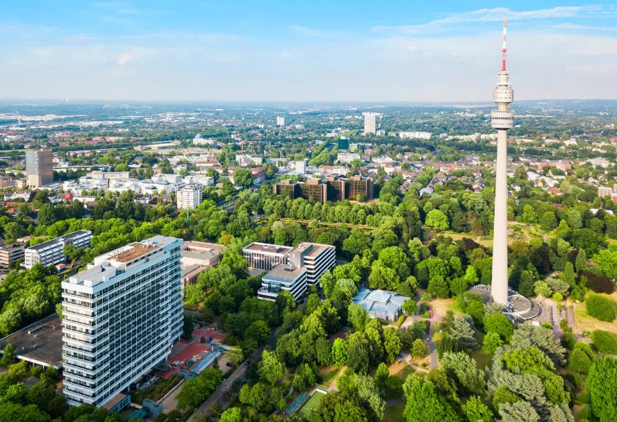 Luftbild über Dortmund mit dem Florianturm über dem Westfalenpark