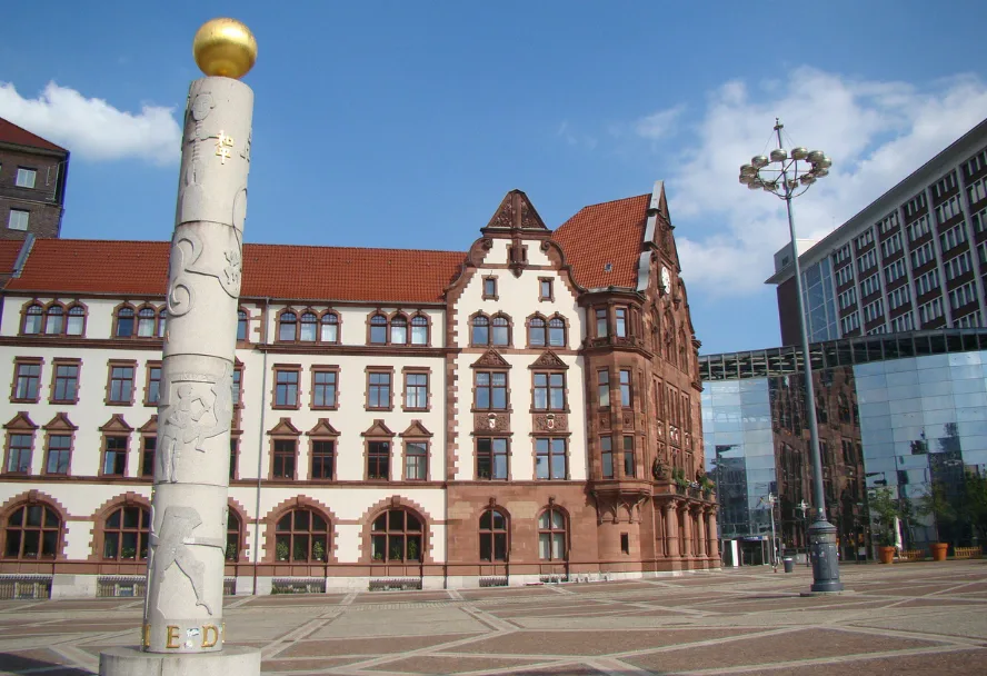 Das Dortmunder Stadthaus am Friedensplatz, davor die weiße Friedenssäule