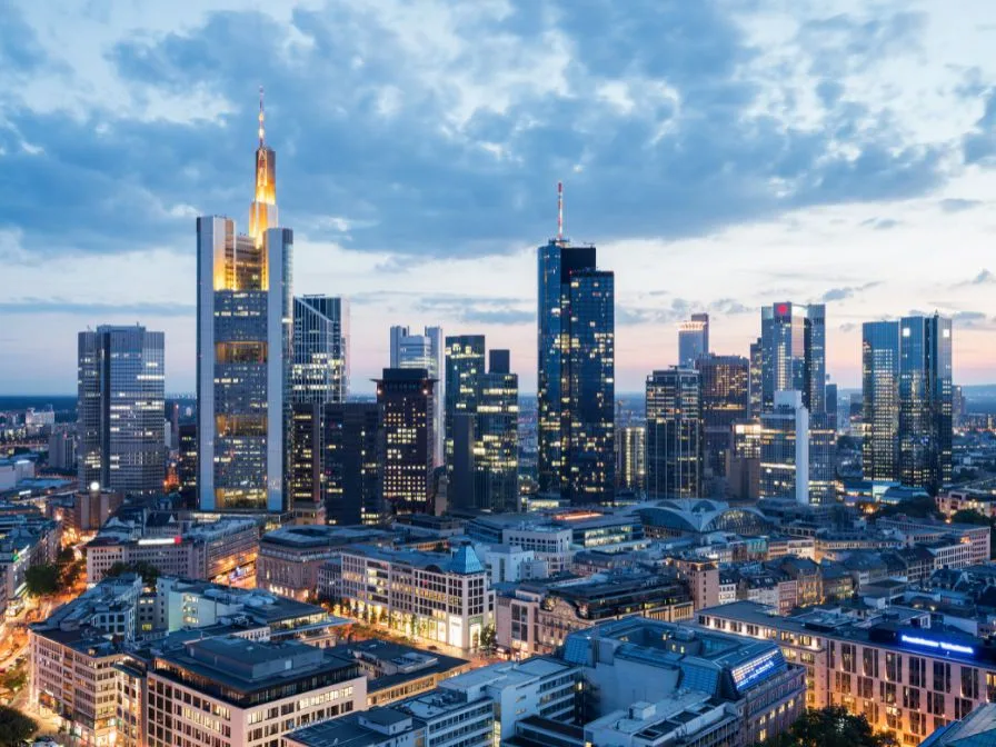 Die Frankfurter Skyline aus der Luft in der Abenddämmerung