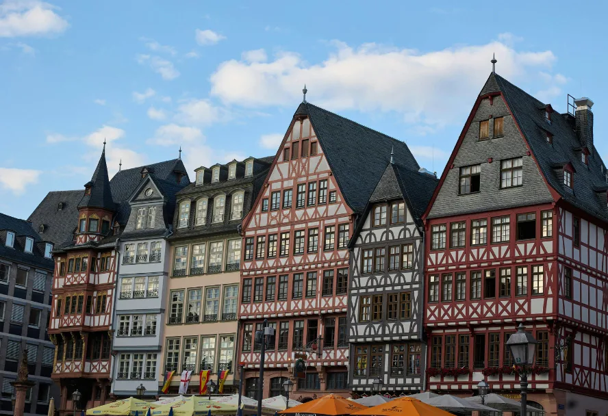 Die Fachwerkhäuser am Römerberg unter blauem Himmel