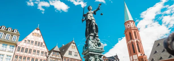 Der Gerechtigkeitsbrunnen am Römerberg vor den Giebeln und der Nikolaikirche