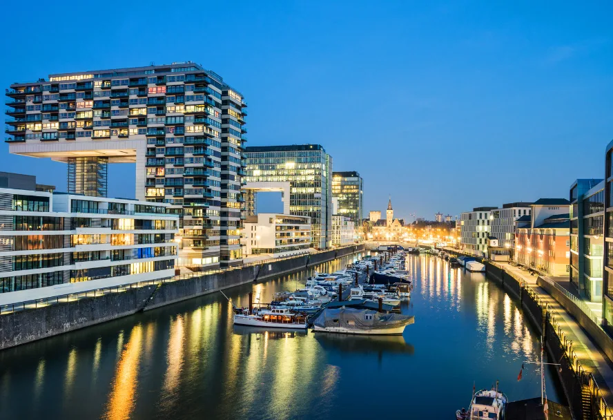 Der Rheinauhafen zur blauen Stunde, die Kranhäuser über dem Yachthafen
