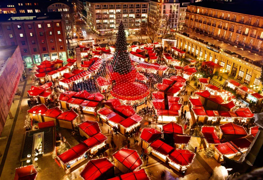 Der Weihnachtsmarkt am Dom von oben, rote Budendächer um den beleuchteten Baum