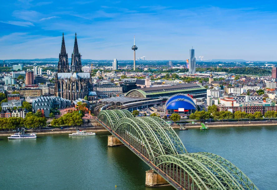 Der Kölner Dom und die Hohenzollernbrücke über dem Rhein, vom anderen Ufer aus