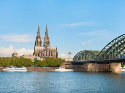 Der Kölner Dom vom Rheinufer aus, daneben die Hohenzollernbrücke