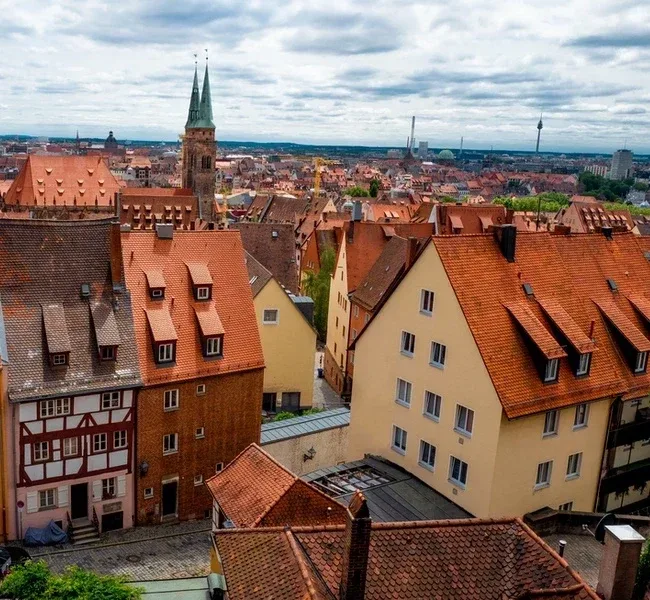 Blick über die roten Ziegeldächer der Altstadt auf den Turm der Sebalduskirche