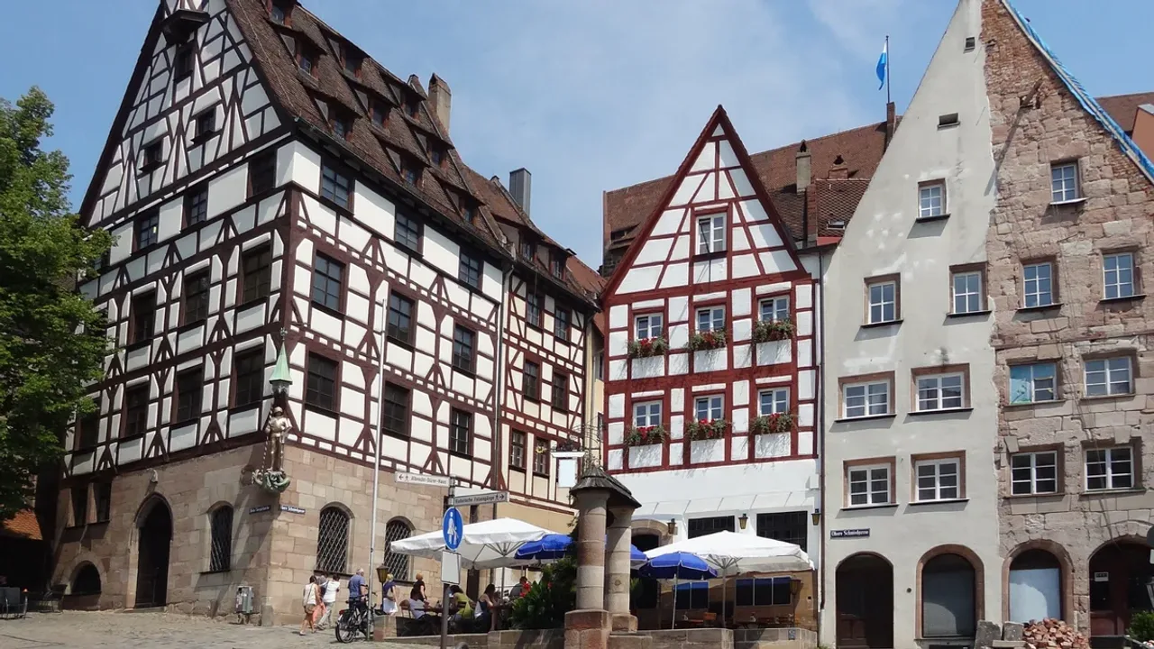 Fachwerkhäuser am Tiergärtnertorplatz mit Sonnenschirmen vor den Erdgeschossen
