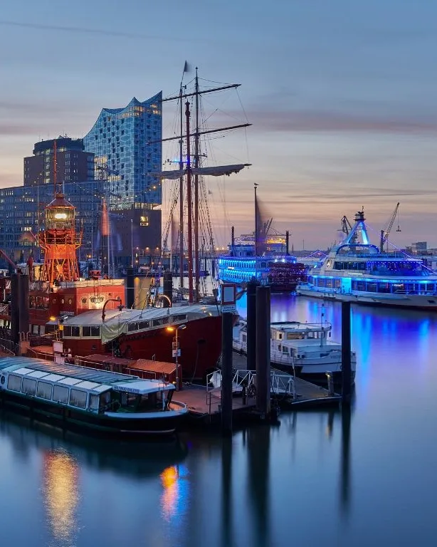 Die HafenCity in der Dämmerung, die Elbphilharmonie über dem Traditionsschiffhafen